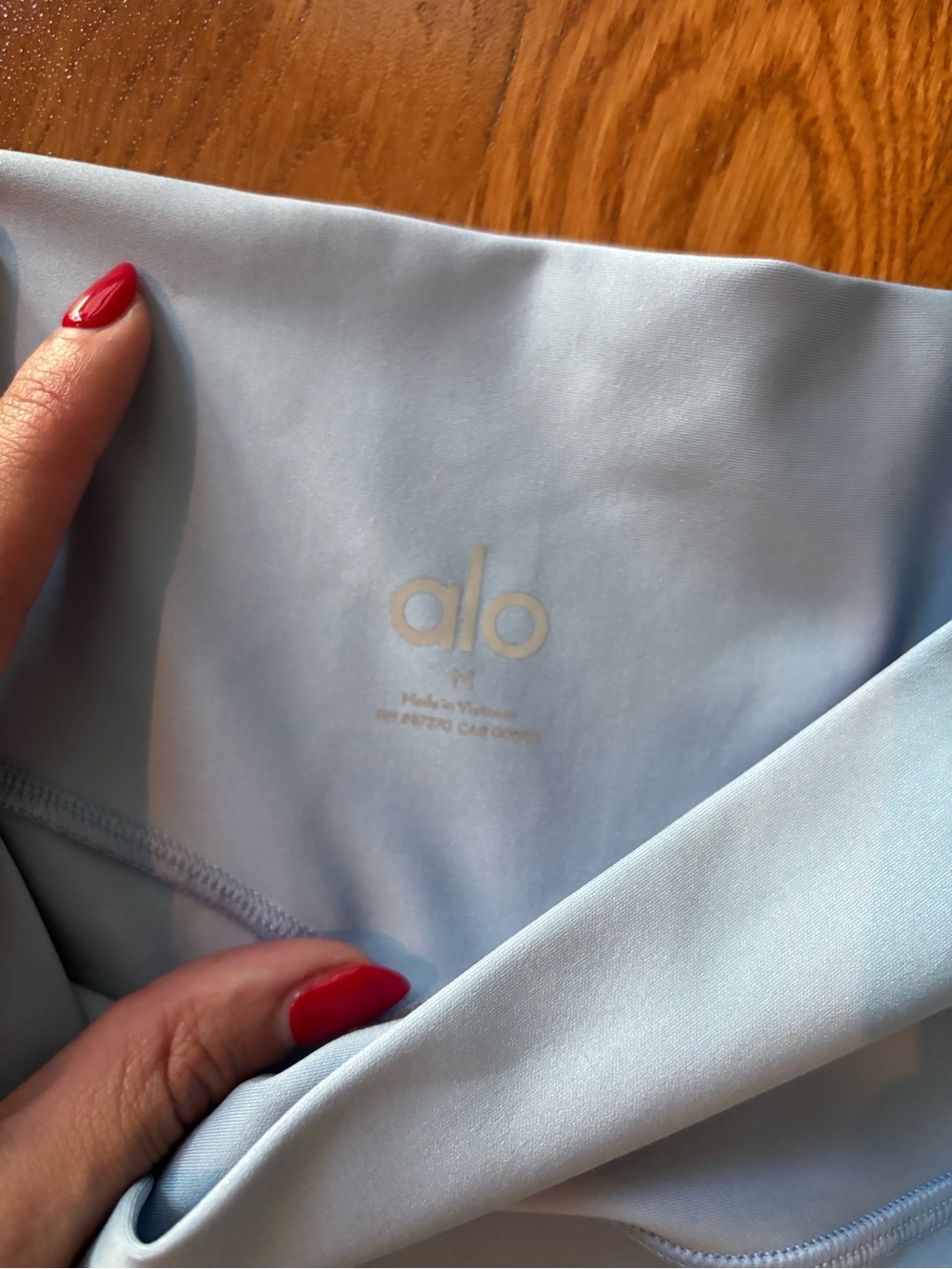 ALO Yoga Airlift Intrigue Light Blue Bike Shorts with Matching Sports Bra - Picture 2 of 3